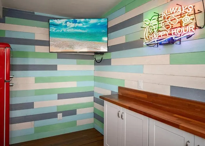 Coastal Retreat - Festive Deck With Pool & Bar Tempe
