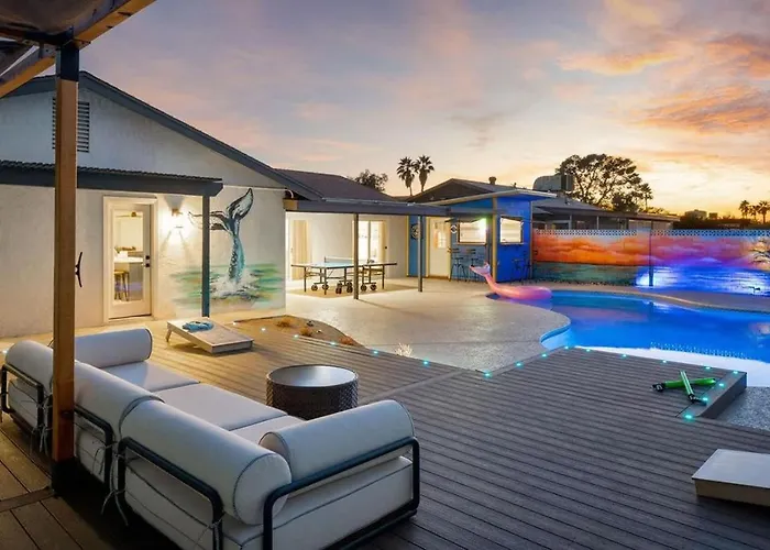 Coastal Retreat - Festive Deck With Pool & Bar Ferienhaus *