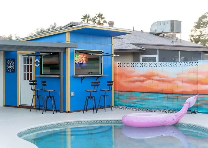 Ferienhaus Coastal Retreat - Festive Deck With Pool & Bar *