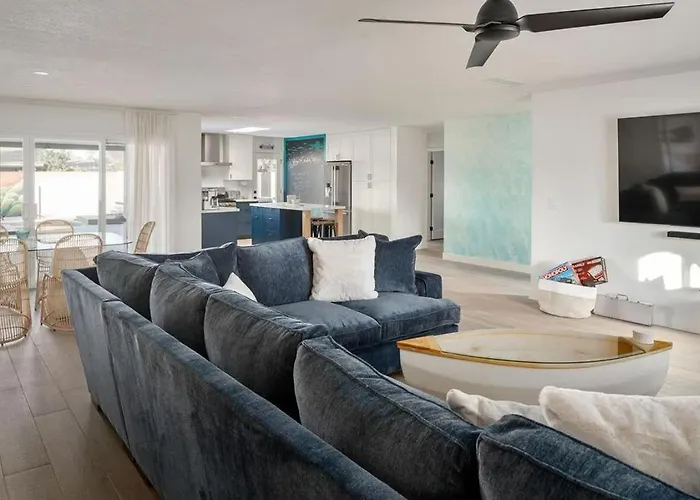 Coastal Retreat - Festive Deck With Pool & Bar Ferienhaus
